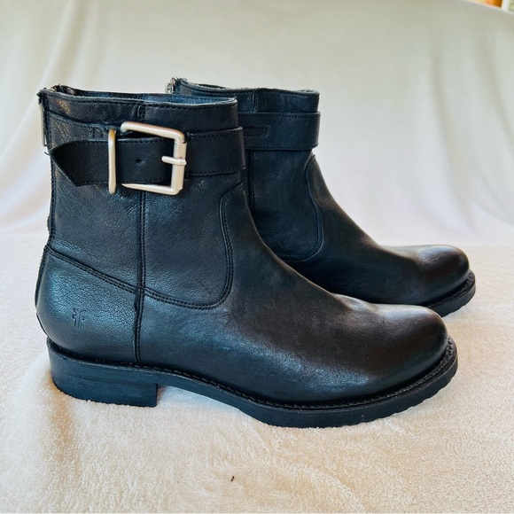 FRYE VERONICA BLACK MOTO ENGINEER SHORT LEATHER BUCKLE BOOTS SIZE 8 - Picture 2 of 11
